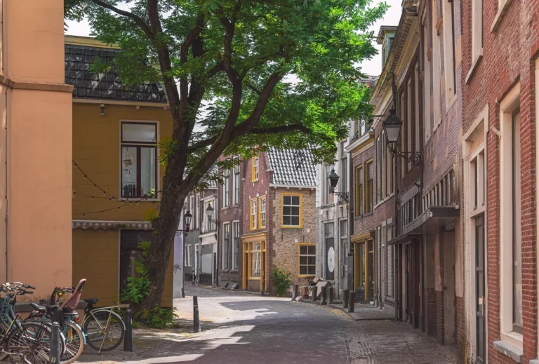 smuk gammel gade med murstenshuse i Leeuwarden, Holland