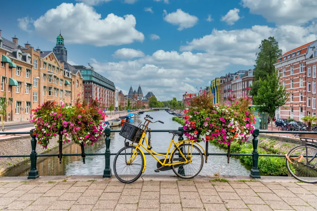 Cykel på en bro over en kanal i Amsterdam Holland med blå himmel