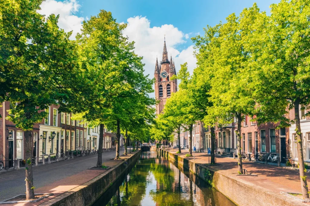 Kanal med skævt kirketårn i Delft, Holland